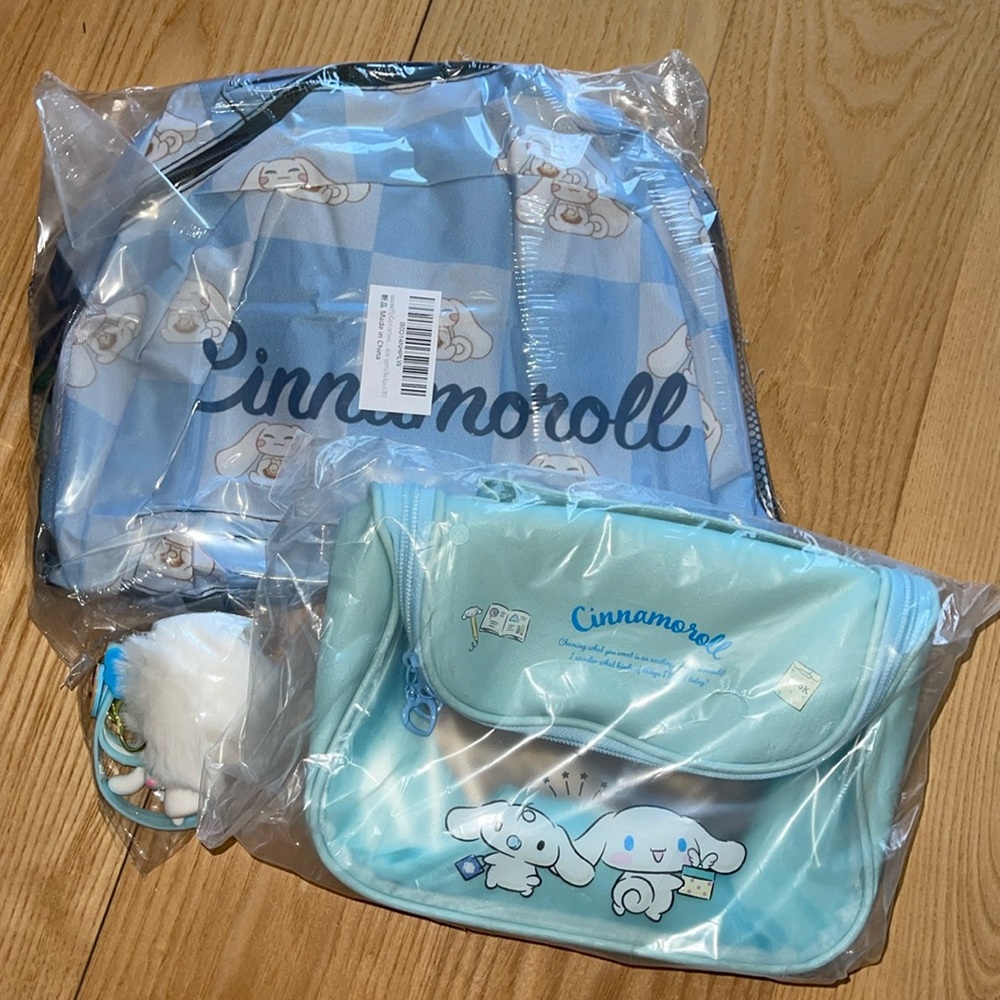 Sanrio Hello Kitty “Cinnamon Roll” Kids Blue Crossbody Bag and Pouch Set